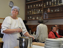 Oulun piirin Eläkkeensaajat kevätjuhla Haukiputaalla 29.3 2012.
Ruokahuollolla oiti kiirettä.


Kuvan otti Jorma Jylhä.